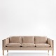 Børge Mogensen / Fredericia Furniture
BM 2213 - Nybetrukket 3 pers. sofa i en semi-anilin-læder (Passion, farve: 
Sand).
OM MØBLET: Dette er en original 3 personers-sofa af Børge Mogensen, som er 
produceret hos Fredericia Furniture. Sofaen er brugt, men er nybetrukket af 
vores erfarne polstrerværksted i Danmark. Den fremstår som ny og har 2 års 
garanti. Den tilbydes med læder eller tekstil efte