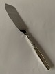Layer cake knife Venice Silver stain
Producer: Fredericia
Length 27.8 cm.
SOLD