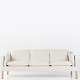 Børge Mogensen / Fredericia Furniture
BM 2213 - 3 pers. sofa nybetrukket med Spectrum Egg 30100 og ben i eg.
OM MØBLET: Dette er en original 3 personers-sofa af Børge Mogensen, som er 
produceret hos Fredericia Furniture. Sofaen er brugt, men er nybetrukket af 
vores erfarne polstrerværksted i Danmark. Den fremstår som ny og har 2 års 
garanti. Den tilbydes med læder eller tekstil efter eget valg