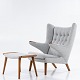 Hans J. Wegner / AP Stolen
AP 19 - Nybetrukket Bamsestol m. tilhørende skammel i lysegråt tekstil 
(Hallingdal 65-uld, farvekode: 110).
OM MØBLET: Dette er en original ’Bamsestol’ af Hans J. Wegner, som er 
produceret hos den oprindelige producent; AP Stolen. Stolen er brugt, men er 
nybetrukket af vores erfarne polstrerværksted i Danmark. Den fremstår som ny og 
har 2 års garanti. Den tilbydes me