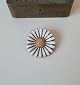 Margerit broche i forgyldt sterlingsølv og emalje fra A.Michelsen 3,2 cm.