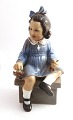 Dahl Jensen. Porzellanfigur. Mädchen mit Beeren „Else“. Modell 1207. Höhe 19 cm. 
(1 Wahl)