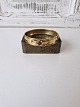 Victoriansk armring i forgyldt metal prydet med en granat og små perler