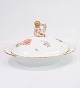 Stort Låg Fad Med Putti Siddende På Låget - Kgl. Saksisk Blomst - Håndmalet - 
Royal Copenhagen - Ca. År 1923
Flot stand
