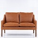 Børge Mogensen / Fredericia Furniture
BM 2208 - Reupholstered 2-seater sofa in cognac ‘Vitoria’ aniline leather 
(colour: Saddle-K).
ABOUT THE ITEM: This is an original 2-seater sofa by Børge Mogensen, produced 
by Fredericia Furniture. The sofa is second-hand, but has been reupholstered by 
our experienced upholstery workshop in Denmark. It appears as new and has a 
2-year warranty. It is offer