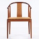 Hans J. Wegner / Fritz Hansen
FH 4283 - Kinastol i lys mahogni m. original hynde i patineret naturlæder. 
Formgivet 1944.
1 stk. på lager
