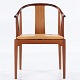 Hans J. Wegner / Fritz Hansen
FH 4283 - Kinastol i lys mahogni m. original hynde i patineret naturlæder. 
Formgivet 1944.
1 stk. på lager
