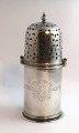 Thomas Hansen Pop, Aalborg (1702-1729). Granatsukkerbøsse af sølv med 
cylinderformet korpus (830). Flot spejlmonogram. Højde 16,5 cm.