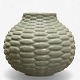 Axel Salto / Ipsens Enke.
Vase i terakotta med grøn glasur. Formgivet i 1951. Stemplet fra producent.
1 stk. på lager
