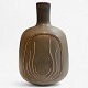Eva Stæhr Nielsen / Saxbo.
Stor vase i stentøj med motiv i grønlig farve. Signeret.
1 stk. på lager
