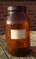 Große und gut erhaltene Apothekerflasche 5 Liter aus dunkelbraunem Glas. Auf 
Aufkleber „322722“ und „Pulvis Dentifricius Camphoratus“.