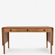 Hans Wegner / Andreas Tuck.
AT 305 - Skrivebord i eg m. klapper og tre skuffer.
1 stk. på lager
