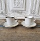 Par små franske café brûlot kopper i kraftigt jern porcelæn dekoreret med sort 
og guld fra A.Pillivuyt