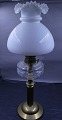 Petroleum bordlampe i messing med Opaline skærm fra 1.halvdel af 1900 tallet. 
Højde ca. 62cm.
Det klare glasrør mangler.