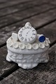 Small oval jewel case of porcelain with many details.