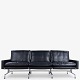 Poul Kjærholm
PK 31/3 - Nybetrukket 3 pers. sofa i sort KLASSIK-læder med stel i rustfrit 
stål. 
KLASSIK tilbyder polstring af sofaen med stof eller læder efter eget valg.
Leveringstid: 6-8 uger
