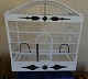 Stort Fuglebur i hvidmalet metal fra 1.halvdel af 1900 tallet i pæn stand. 
60x63x29cm