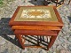 Indskudsbord i teak m. kakler.
Kr. 2.200,-