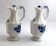 Royal Copenhagen. Blå blomst, kantet. Olie + eddike kander. Model 8582 + 8583. 
Højde 14,5 cm. (1 sortering)