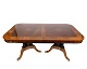 Spisebord Med Intarsia – Mahogni & Birk – Messingfødder – 2 Tillægsplader – År 
1900
Flot stand
