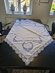 Dug smukt broderet med empire mønster 142 x 142 cm.