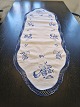 Bordløber smukt broderet med blå blomster 48 x 135 cm.