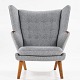 Hans J. Wegner / AP Stolen
AP 19 - Nybetrukket Bamsestol i gråt tekstil (Hallingdal 65-uld, farvekode: 
130).
1 stk. på lager
