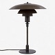 Poul Henningsen / Louis Poulsen.
PH 4/3 - Bordlampe med patinerede kobberskærme. Stemplet 