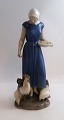 Bing & Gröndahl. Porzellanfigur. Hühnermädchen. Modell 2220. Höhe 23,5 cm. (1 
Wahl).