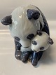 Royal Copenhagen Figur, Pandabjørn med unge
Måler 17 x 13 cm.
SOLGT