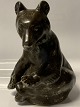 Johgus, Stor siddende bjørn, Bornholmsk keramik.
Højde: 22 cm.
