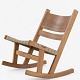 Hans J. Wegner / Getama.
GE 674 - Gyngestol med stel i eg og sæde med patinerede gjorde.
1 stk. på lager
