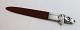Brevkniv med motiv af hundehoved i sølv. (830). Længde 20,2 cm