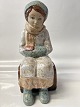 Siddende pige, Figur Spansk.Højde 26,5 cm.