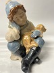 Siddende dreng med hund, Figur Nedal Spansk.Højde 23,5 cm.