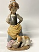 Lladro, Spansk figur: Pige med hund.Højde 24,5 cm.