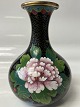 Cloisonné Vase i flotte farverHøjde: 15,5 cm.