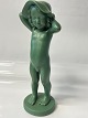 Ipsens Enke. Figur Nøgen pige med hat, Bornholmsk keramik.Højde 20,5 cm.