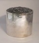 J. Holm. Sølvdåse (830). Højde 14 cm. Produceret 1920.