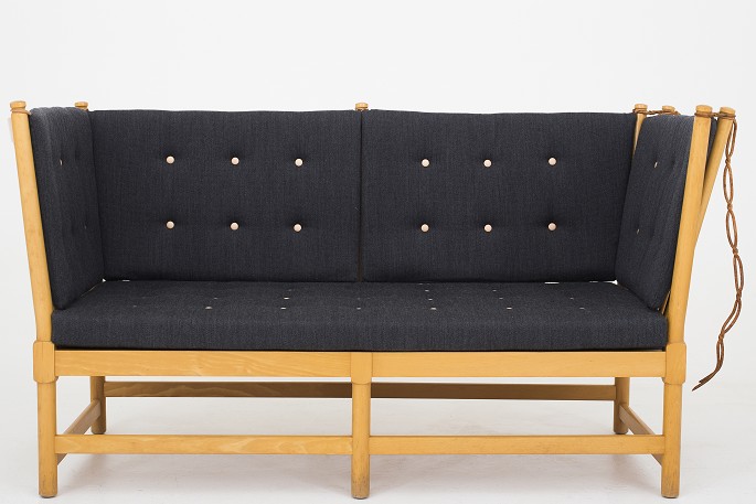 Børge Mogensen
New cushions for the spoke back sofa
in "Mood" fabric with vegetal leather buttons
Condition: New
Delivery time: 6-8 weeks