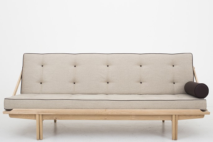 Poul Volther / KLASSIK Copenhagen
Daybed i eg med hynder betrukket i Canvas, samt keder, knapper og pude i 
Savanne-Antique-læder
Stand: Ny.
Leveringstid: 6-8 uger
Vist i KLASSIK Flagship Store - Bredgade 3, 1260 KBH K.
