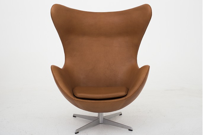 Arne Jacobsen / Fritz Hansen
AJ 3316 - Reupholstered "The Egg" in KLASSIK Cognac leather with old foot. 
Shown with leather grease.
Availability: 6-8 weeks
Condition: Newly restored
