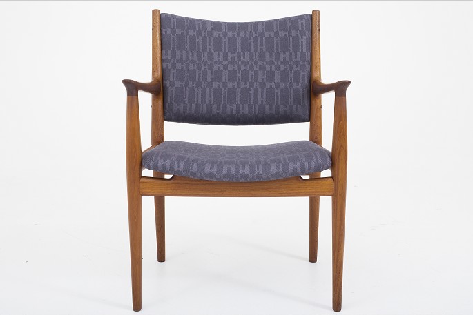 Hans J. Wegner / Johannes Hansen
JH 513 - Reupholstered armchair in teak w. Ophlaine Carchemire Orage from 
Hermés
Good, used condition
5 pcs. på lager
