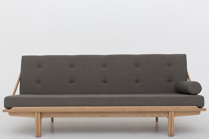 Poul Volther / KLASSIK Copenhagen
Daybed w. frame in oak and cushions in Foss 952.
Availability: 6-8 weeks
New
