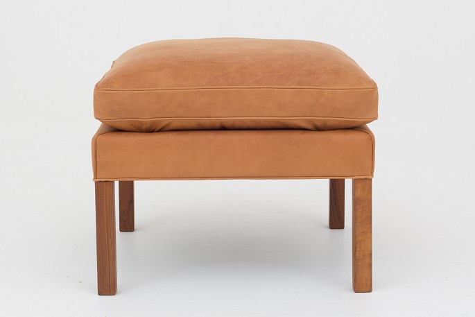 Børge Mogensen / Fredericia Furniture
BM 2202 - Reupholstered easy chair in Dunes Cognac leather w. legs in teak. 
KLASSIK offers upholstery of the foot stool in fabric or leather of your choice.
Availability: 6-8 weeks
Renovated
