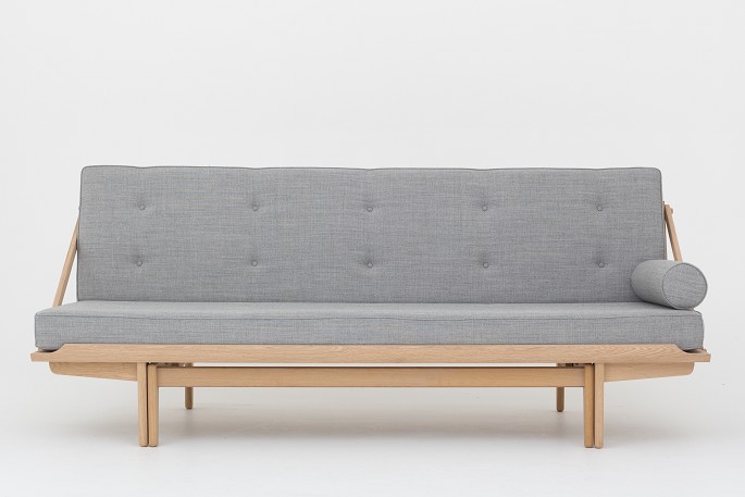 Poul Volther / KLASSIK Copenhagen
Poul Volthers daybed fra 1959 er det første møbel der er sat i produktion af 
KLASSIK i samarbejde med Poul Volthers egen familie. Daybeden er fremstillet i 
Danmark og fås med stel af valnød eller eg. Madrassen fås i læder fra Sørensen 
Læder eller stof fra Hermés Paris, Dedar, Kvadrat eller Christoffer Farr. Denne 
daybed er i eg med hynder i lyst Canvas 2 ...