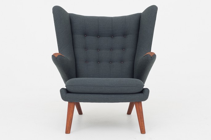 Hans J. Wegner / AP Stolen
AP 19 - Reupholstered Papa Bear chair in Clara 2 wool (code: 987) w. buttons in 
Savanne leather (color: Coffee). Paws in teak and legs in oak.
Availability: 6-8 weeks
Renovated
