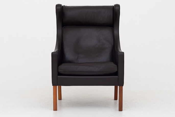 Børge Mogensen / Fredericia Furniture
BM 2204 - Reupholstered Wing-back chair in Paris Brown leather w. legs of teak. 
We can offer upholstery of the chair in fabric or leather of your choice. Please 
contact us for further information.
Availability: 6-8 weeks
Renovated
