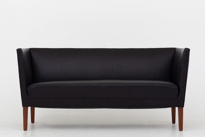 Grete Jalk / Snedkermester Johannes Hansen
2 pers. sofa i sort læder og ben i palisander.
1 stk. på lager
Pæn, brugt stand
