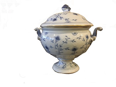 Tureen, Butterfly with a golden edge
Bing and Grøndahl
Porcelain
H: 31 cm
Good condition
